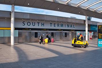 Gatwick Airport South Terminal Taxi service: Chauffeured Cab Service with a Diffrence

